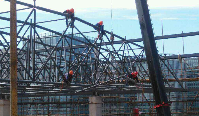 迁安论网架装配施工中搭设脚手架应当留神的事故